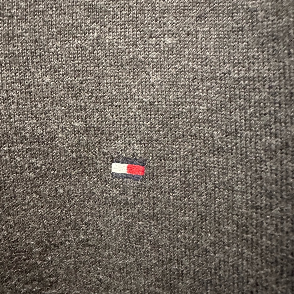 TOMMY HILFIGER MEN’S V-NECK SWEATER.  SIZE X-LARGE. - Picture 3 of 4
